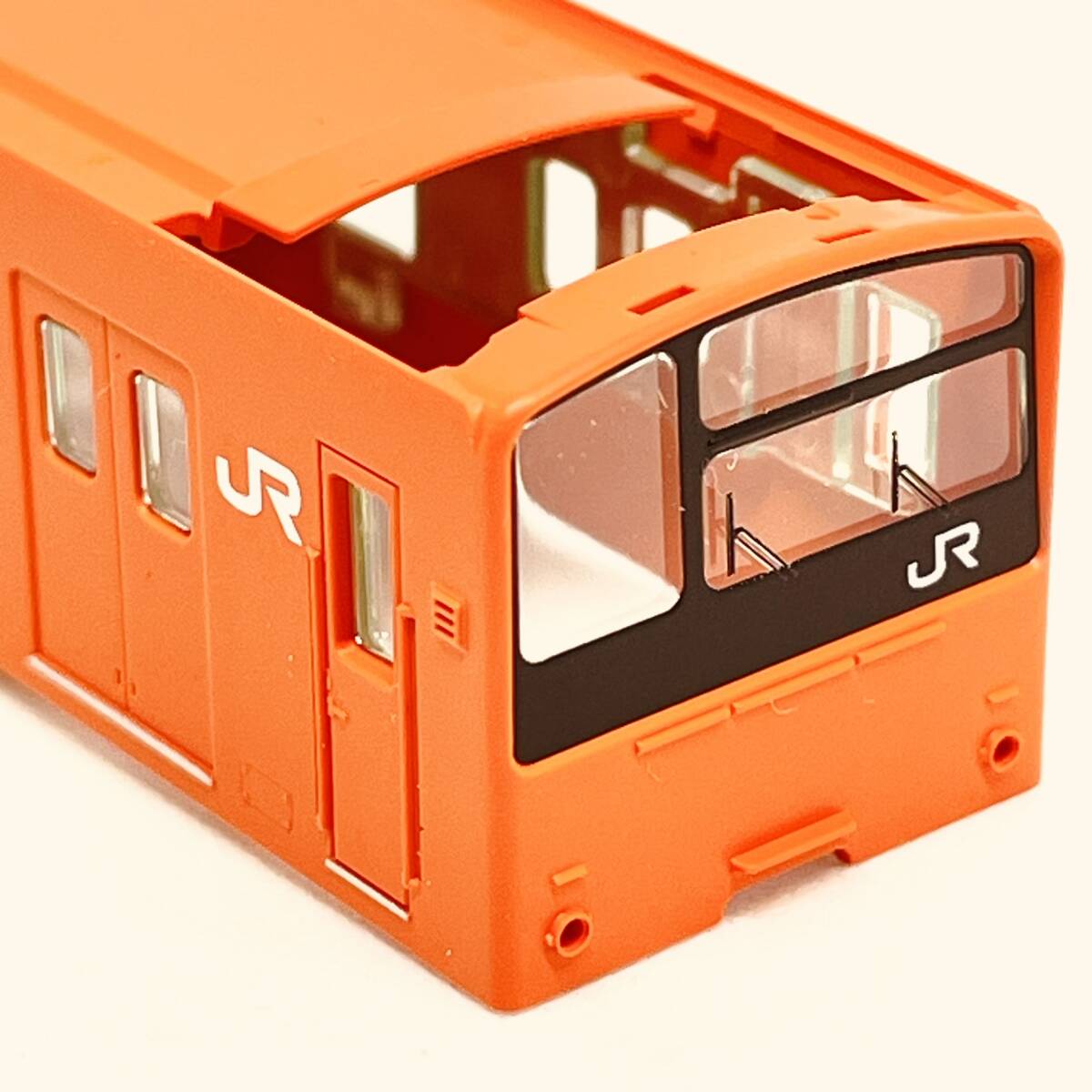 TOMIX クハ200 30N更新車/オレンジ色 ボディ+ガラス 1両分入り 98843 JR 201系通勤電車(JR西日本30N更新車・オレンジ)セットからのバラシ_詳細画像です。