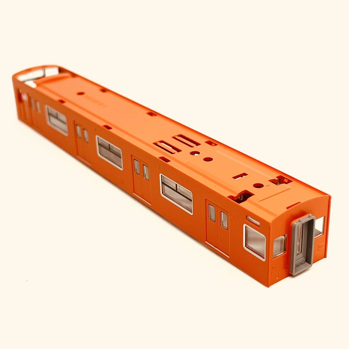 TOMIX クハ200 30N更新車/オレンジ色 ボディ+ガラス 1両分入り 98843 JR 201系通勤電車(JR西日本30N更新車・オレンジ)セットからのバラシ_別の角度からの画像です。