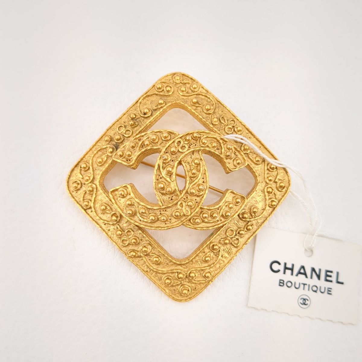 人気大割引 A 94 ココマーク ブローチ シャネル ゴールド ◆3107/SBS通り店 CHANEL タグ付 ヴィンテージ 約6cm*6.2cm ひし形 ブローチ