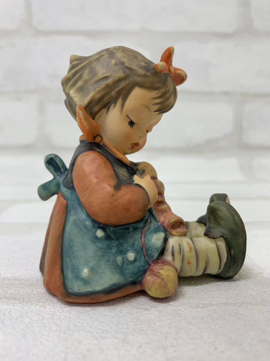 Y■④ Goebel ゲーベル フンメル人形 編み物をする少女 高さ7.5㎝ ドイツ製 陶器製 人形 女の子 陶器人形 置物 ビンテージ レトロ _画像2