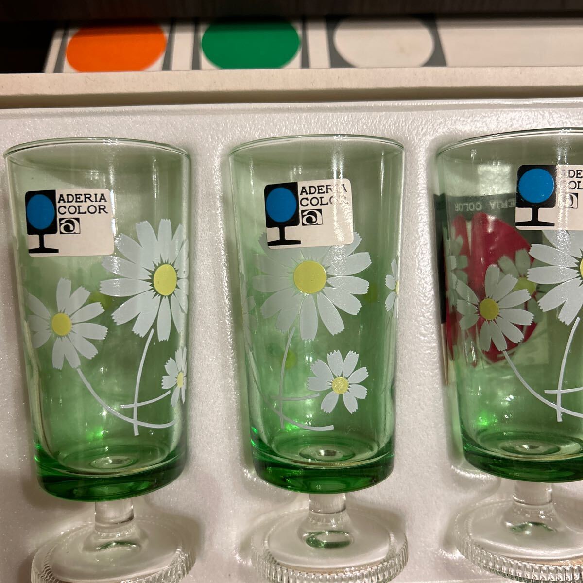 アデリアカラーグラス 昭和レトロ ADERIA アデリアガラス 脚付き 野菊 花柄 の画像2
