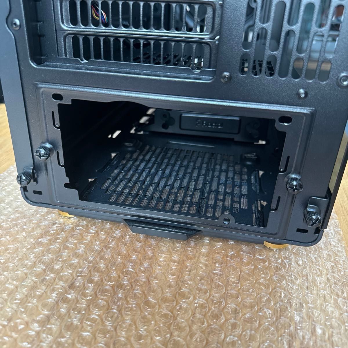 Fractal Design North Charcoal Black TG Dark 中古美品 ゴム足 Fractal Design North Charcoal Black TG Dark 中古美品 ゴム足