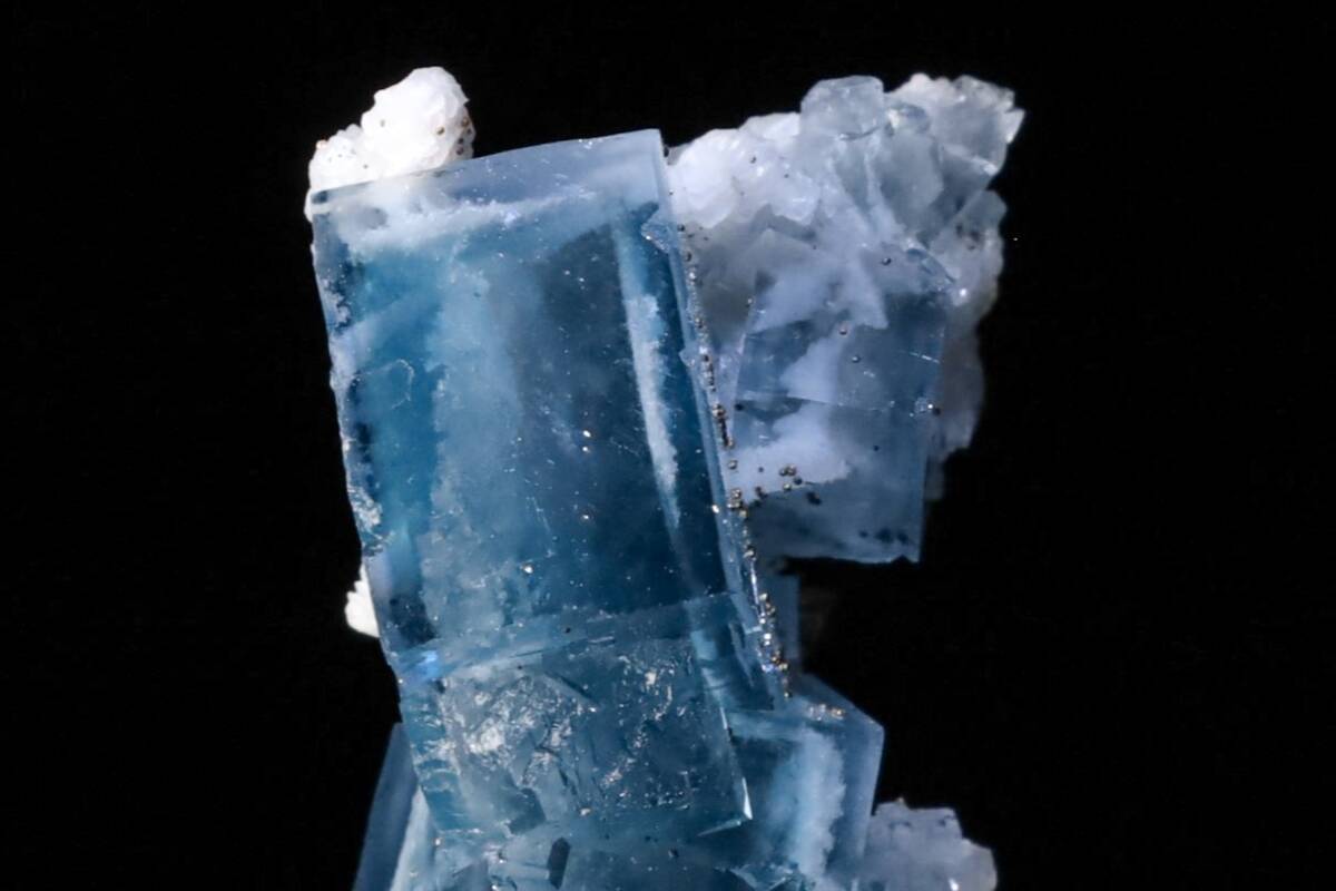 希少共生＆造形 天然 パイライト ON 綺麗なブルーの直方体フローライト 10g 天然石 結晶 鉱物 標本 コレクション｜中国産の画像5