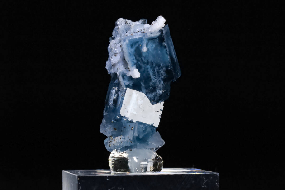 希少共生＆造形 天然 パイライト ON 綺麗なブルーの直方体フローライト 10g 天然石 結晶 鉱物 標本 コレクション｜中国産の画像7