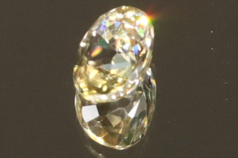 PARTYカラーフラ～～ッシュ!!! 希少なタンザニア産 0.85ct VVS 天然 ジルコン ルース オーバル 5.5 x4.8mm_画像1