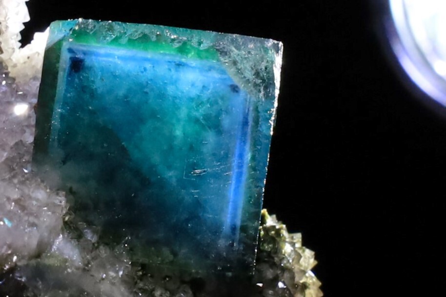超最高に綺麗なブルー＆グリーンのゾーニング 天然 フローライト きらきらドゥルージースモーキークォーツ 53g 天然石 結晶 鉱物 標本_画像1