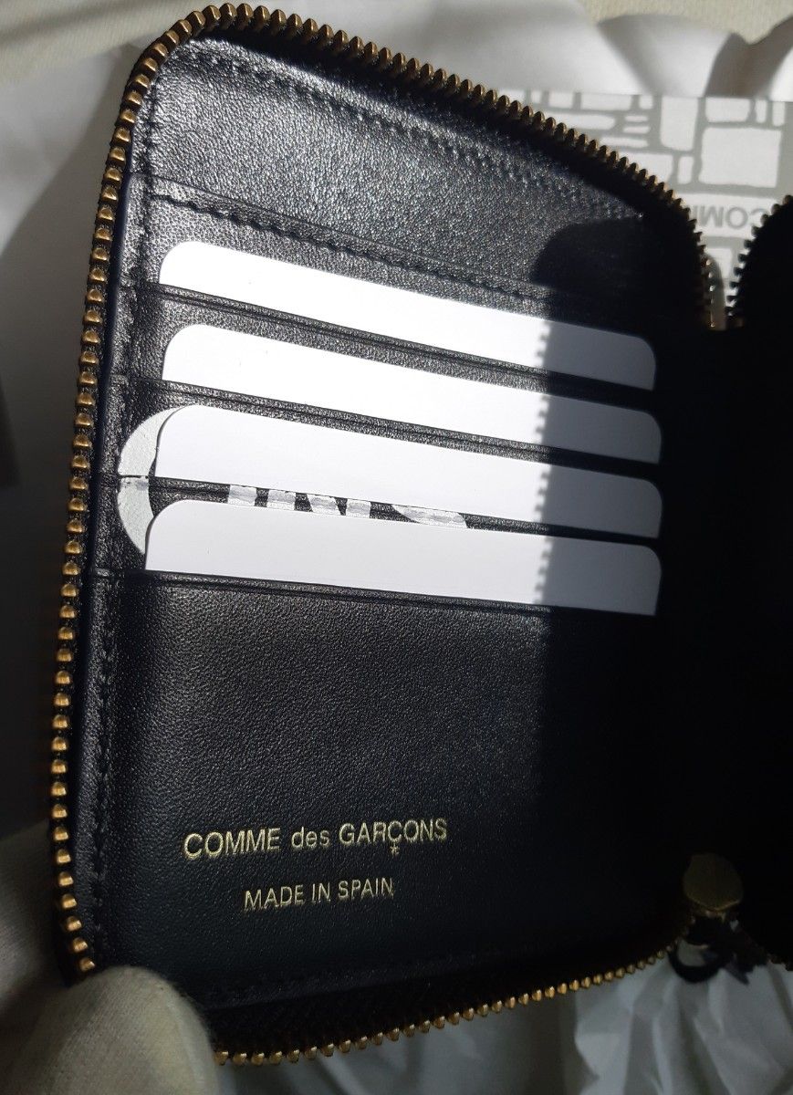 コムデギャルソン COMME des GARCONS二つ折りラウンドファスナー財布 本革 HUGE LOGO WALLET  黒