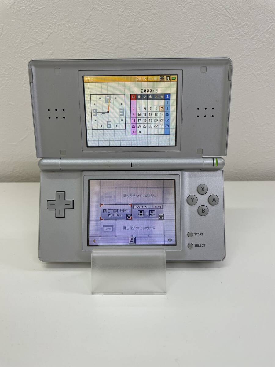 【中古・ゲームカセット動作未確認】Nintendo DS Lite グロスシルバー UJF18110153 充電器付属・初期化済み_画像1