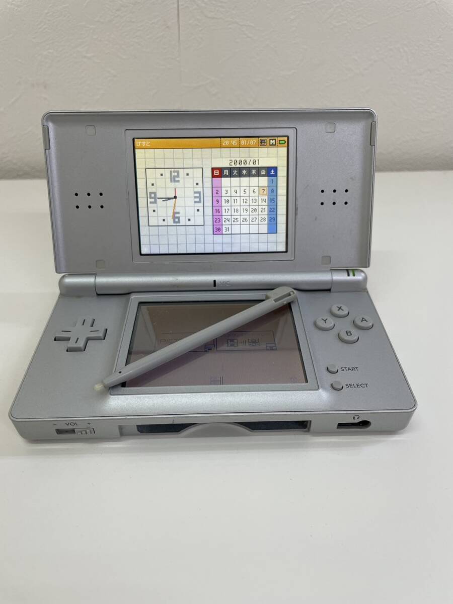 【中古・ゲームカセット動作未確認】Nintendo DS Lite グロスシルバー UJF18110153 充電器付属・初期化済み_画像3