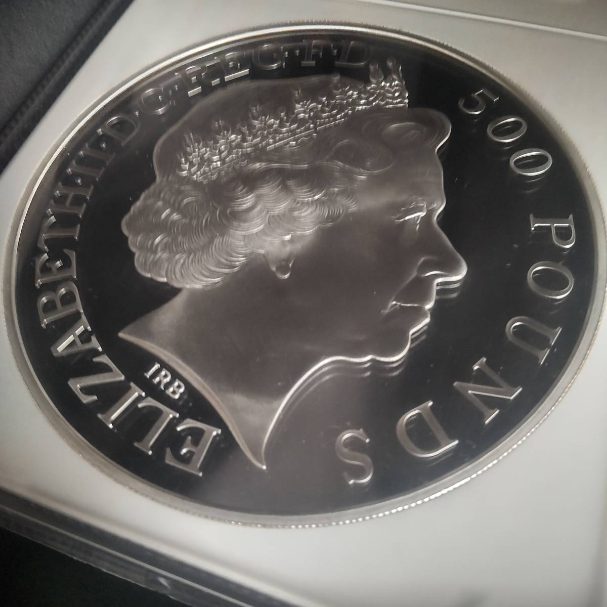 【稀少・最高鑑定】2013年 イギリス 英国ジョージ王子誕生洗礼記念 大型 銀貨 NGC PF70 ウルトラカメオ 500ポンド 1キロ モダンコイン _画像7