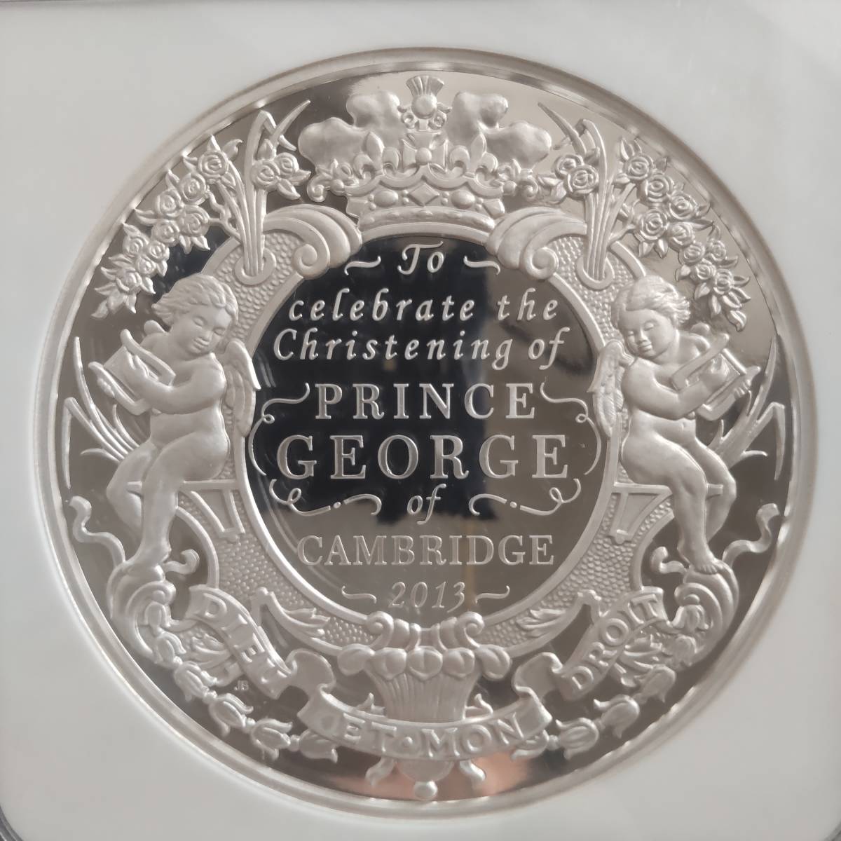 【稀少・最高鑑定】2013年 イギリス 英国ジョージ王子誕生洗礼記念 大型 銀貨 NGC PF70 ウルトラカメオ 500ポンド 1キロ モダンコイン _画像1