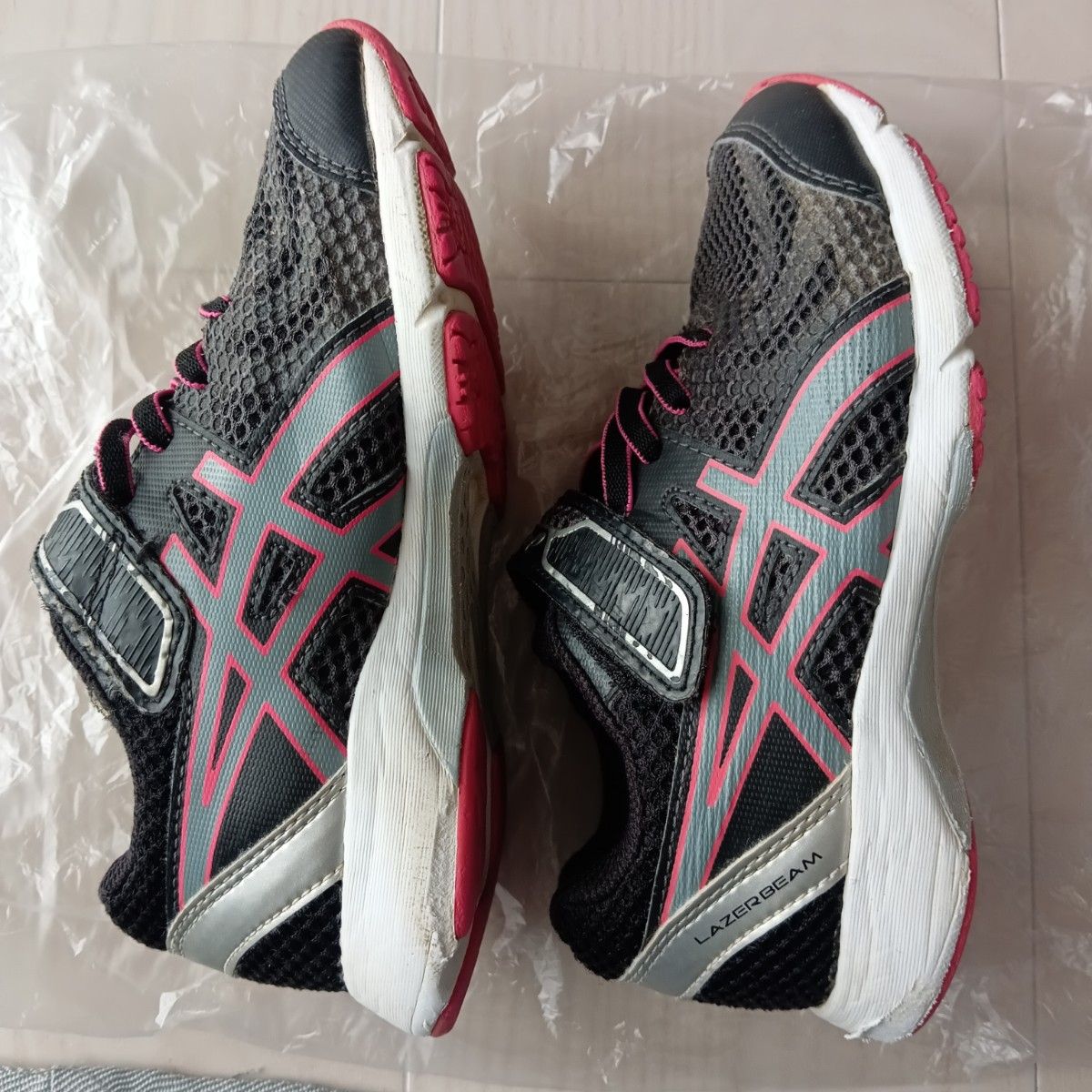 asics スニーカー　 アシックス　19cm　キッズシューズ　黒　ブラック　ピンク