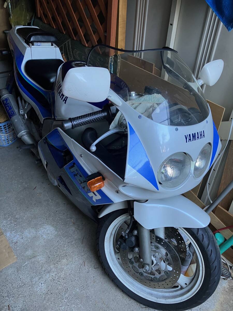 ８９年式FZR250のＫＥＩＨＩＮ ＦＣＲキャブ中古とパーツ部品多数の画像1