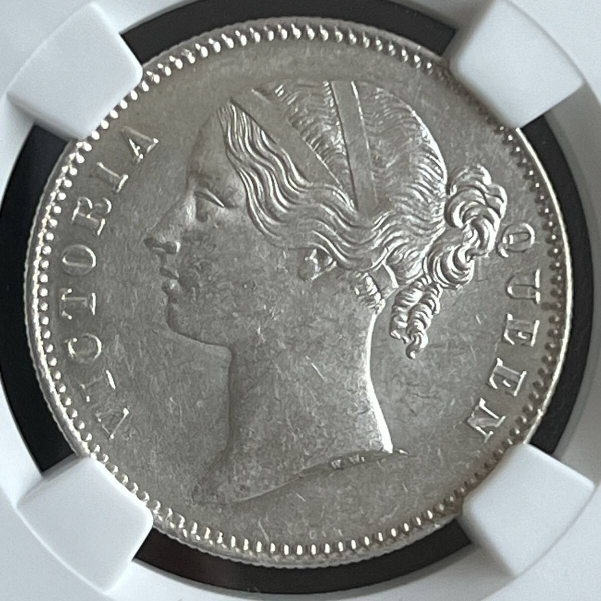 美品 1840 (B＆C) 英領インド 1ルピー 銀貨 NGC MS62 ヴィクトリア女王 ワイオン アンティークコイン _画像5