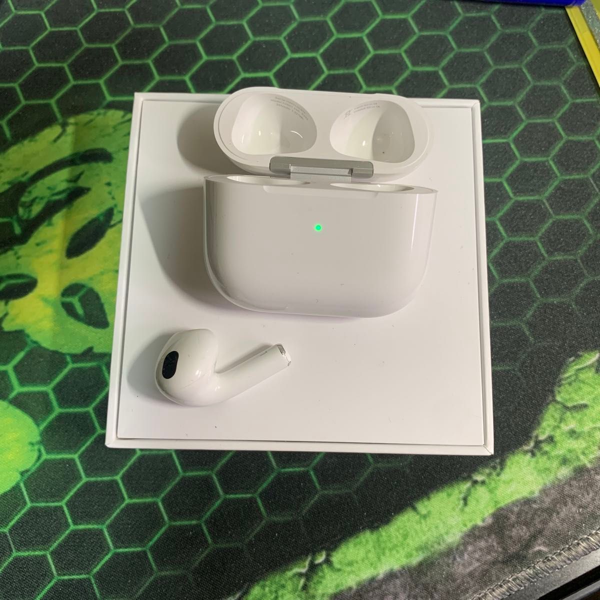 Apple AirPods 第3世代　充電ケースと左耳