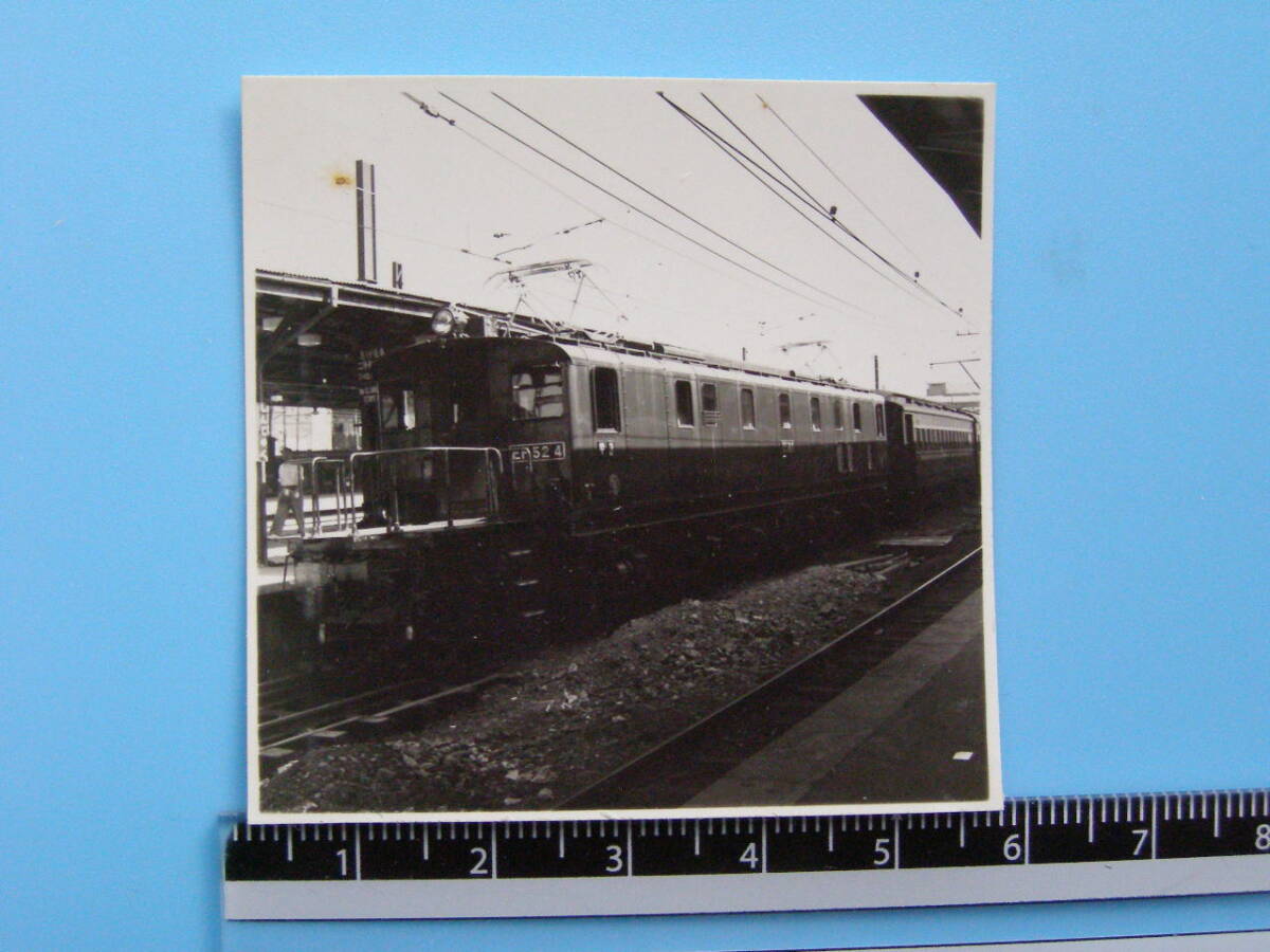 (J52)394 写真 古写真 電車 鉄道 鉄道写真 EF524 松本行 昭和31年8月20日 新宿駅 中央線ホーム _画像1