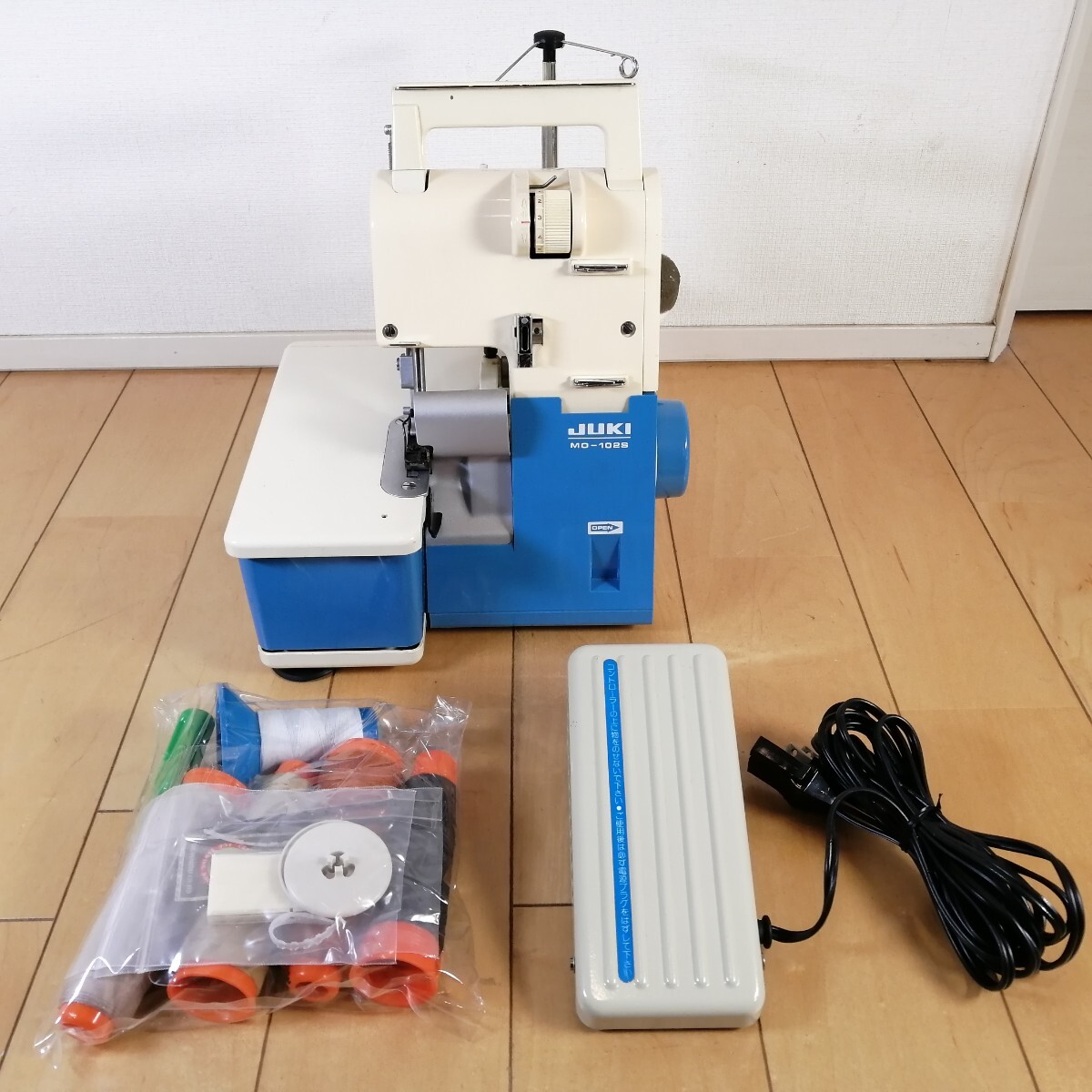 美品!!　動作確認済!!　JUKI　ジューキ　ロックミシン　MO-102S　フットペダル　おまけ付き!!