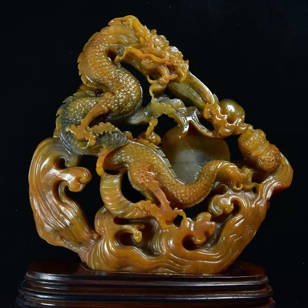 清・古寿山石・田黄凍石彫・「董滄門作」・蘿蔔絲紋 龍騰盛世 清・古寿山石・田黄凍石彫・「董滄門作」・蘿蔔絲紋 龍騰盛世