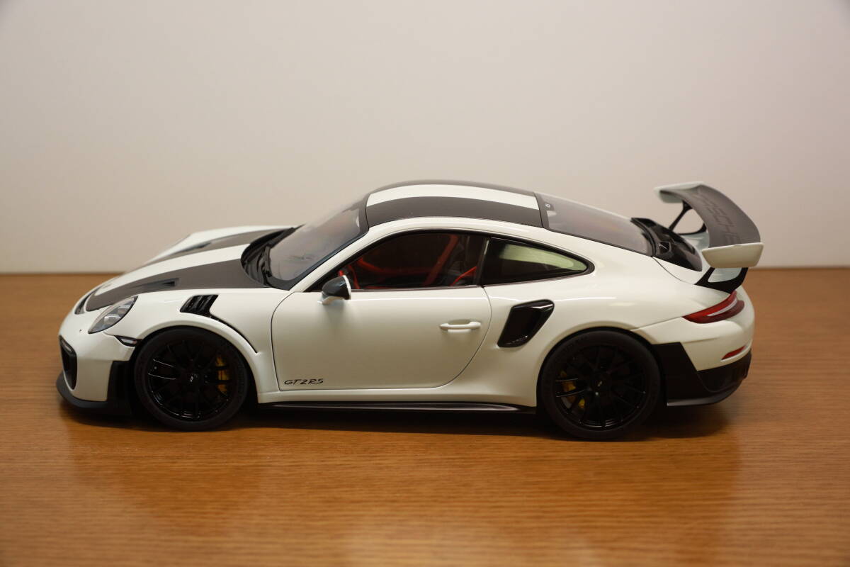 AUTOart 1/18　ポルシェ 911 （991.2） GT2 RS ヴァイザッハ・パッケージ （ホワイト／カーボンブラック）_画像4