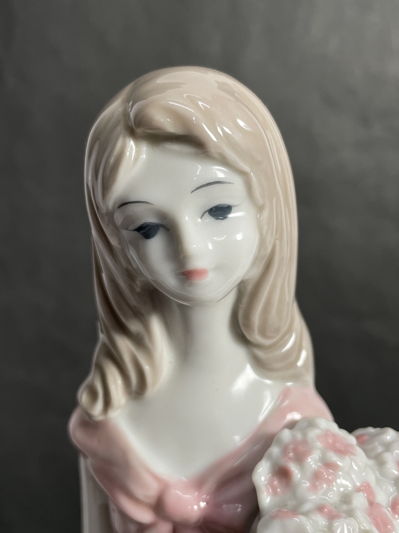● コレクター必見 陶器製 人形 フィギュリン 花を持った女の子 高さ32cm オブジェ 洋風 インテリア 飾り コレクション ma241の画像2