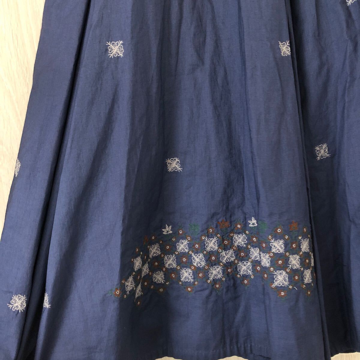 (k) Haat ISSEY MIYAKE イッセイミヤケ フラワー刺繍 スカート サイズ2 青 ブルー インド綿 コットン_画像7