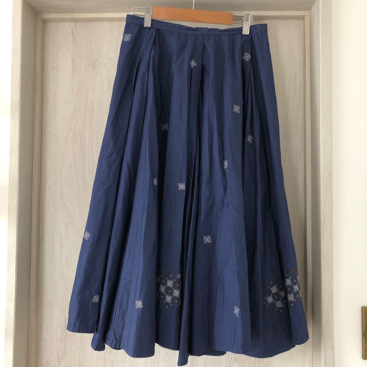 (k) Haat ISSEY MIYAKE イッセイミヤケ フラワー刺繍 スカート サイズ2 青 ブルー インド綿 コットン_画像1