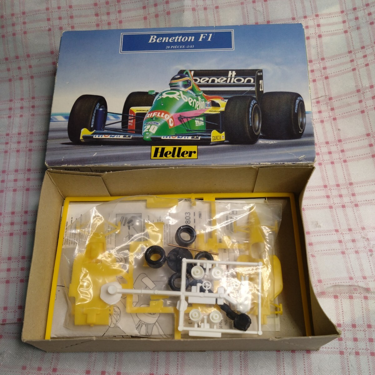 SE0101-207□Heller benetton F1 ベネトン プラモデル 模型 1/43スケール _画像1