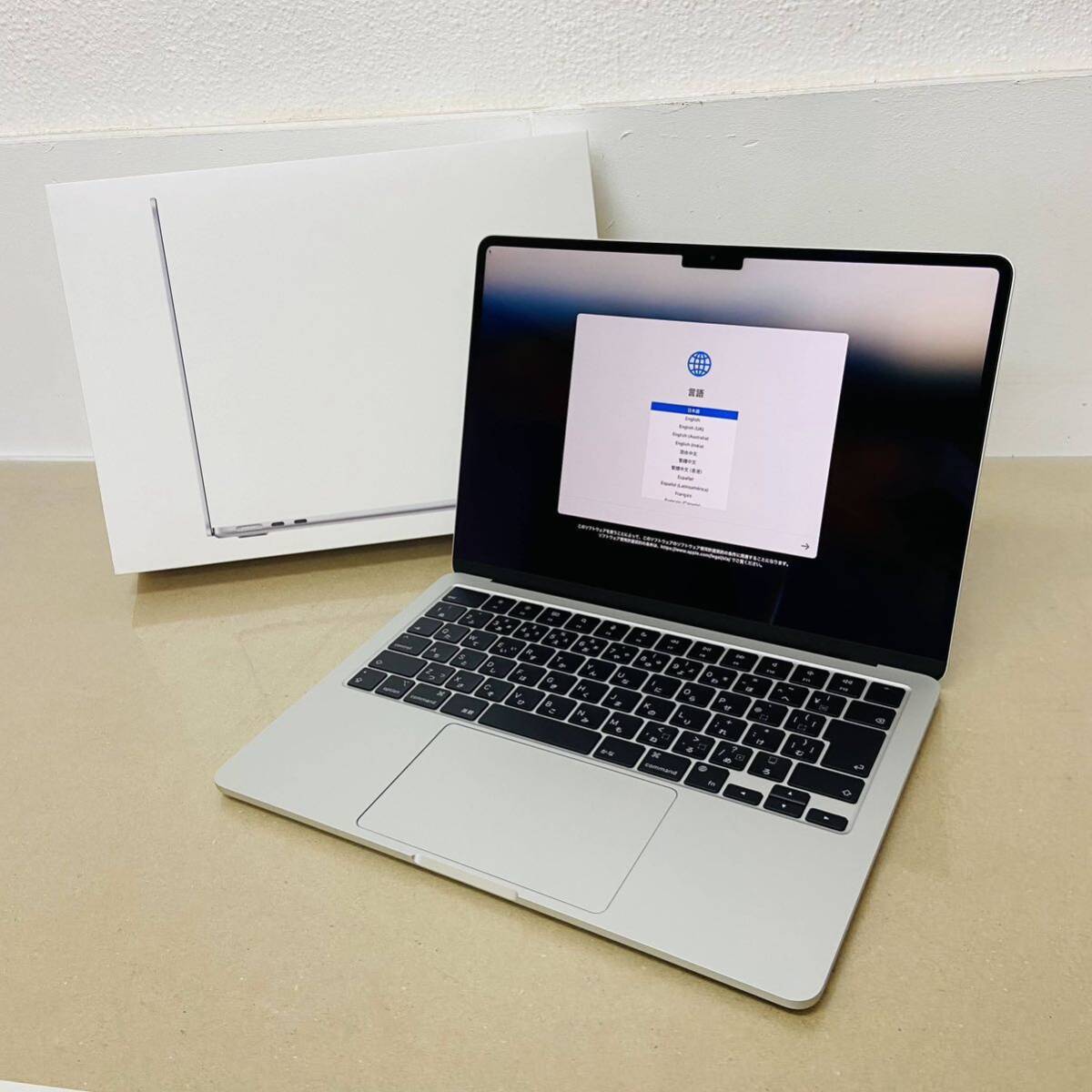 極美品　MacBook Air　 シルバー　　8GB 　256GB 　M2チップ 13インチ　 2022　充放電回数2回 　i17597 　80サイズ発送　_画像1