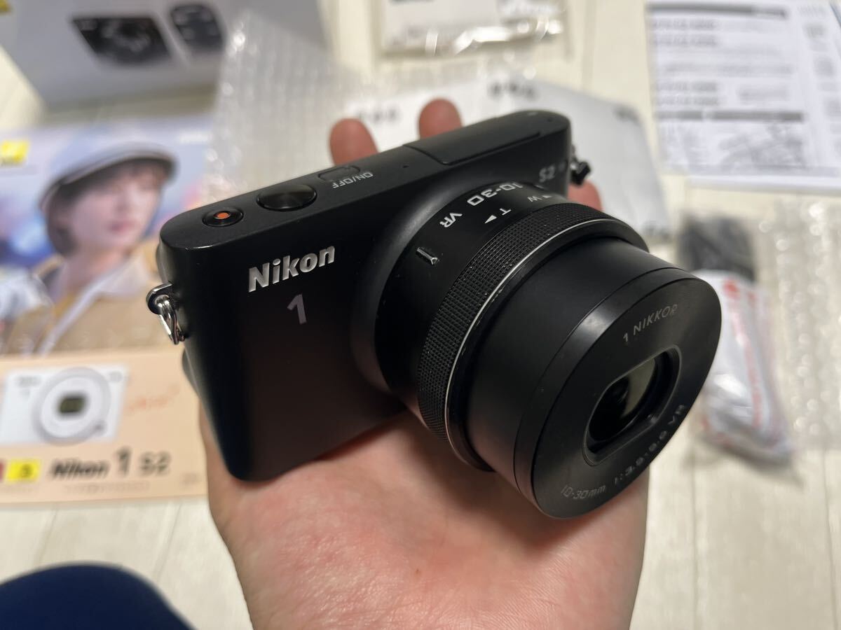 Nikon 1 S2 ミラーレスカメラ ニコン 箱 説明書 バッテリー 充電器 レンズ メモリーカード など全て揃っています_画像7