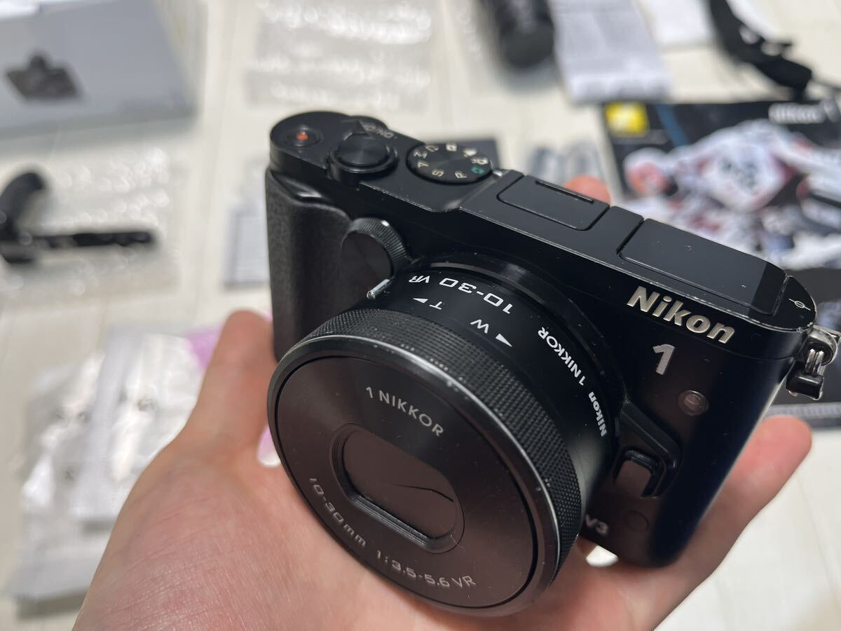 Nikon 1 J3 ニコン ミラーレスカメラ 望遠レンズ 箱 バッテリー 充電器 グリップ メモリーカード 説明書 パンフレット 箱 など_画像2