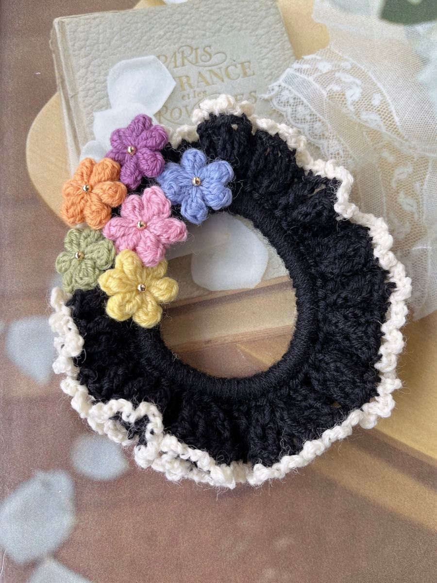 ハンドメイド毛糸で編んだ　お花いっぱいシュシュ