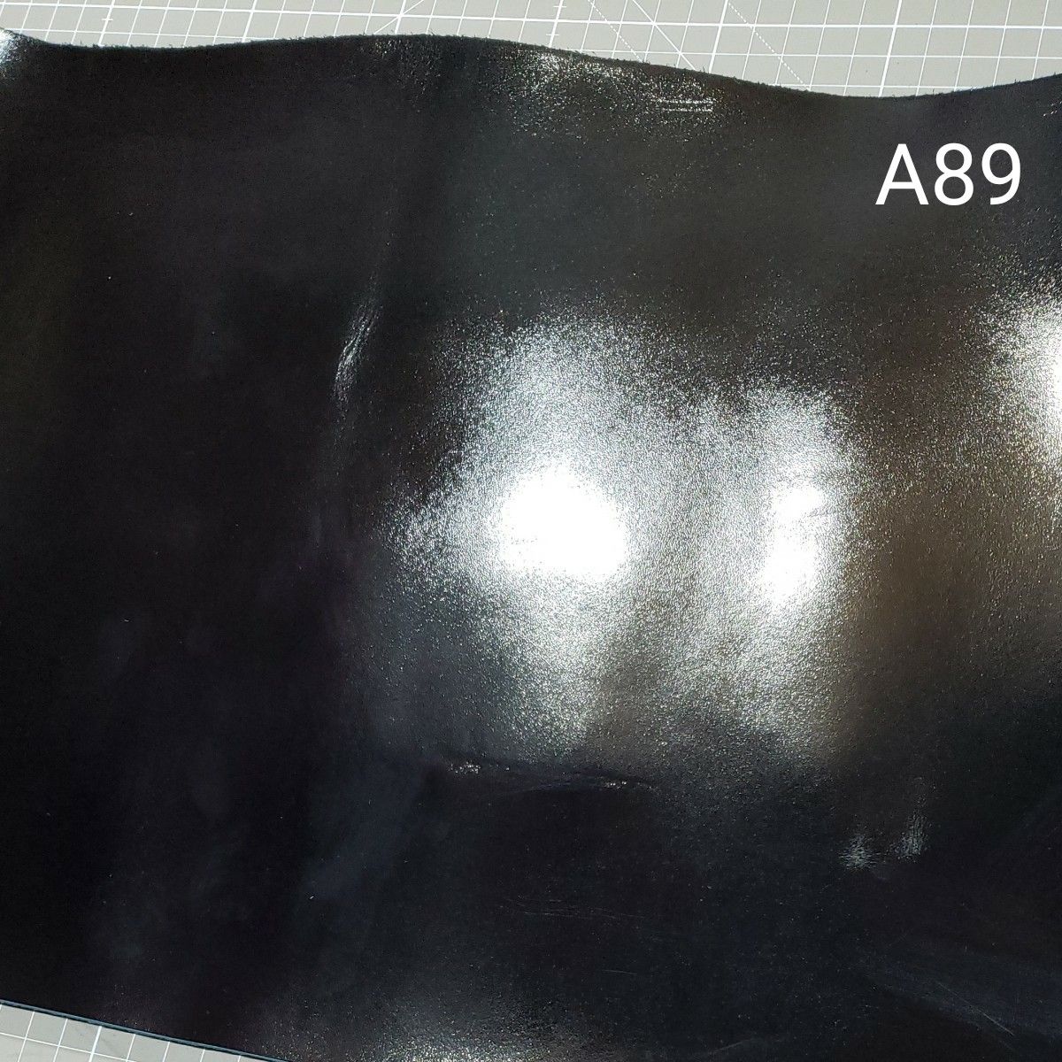 A‐89　牛革　コンビヌメ　艶スムース　ダークネイビー　ほぼブラック　最長部約 31× 50cm　厚さ約 1.6~1.7mm