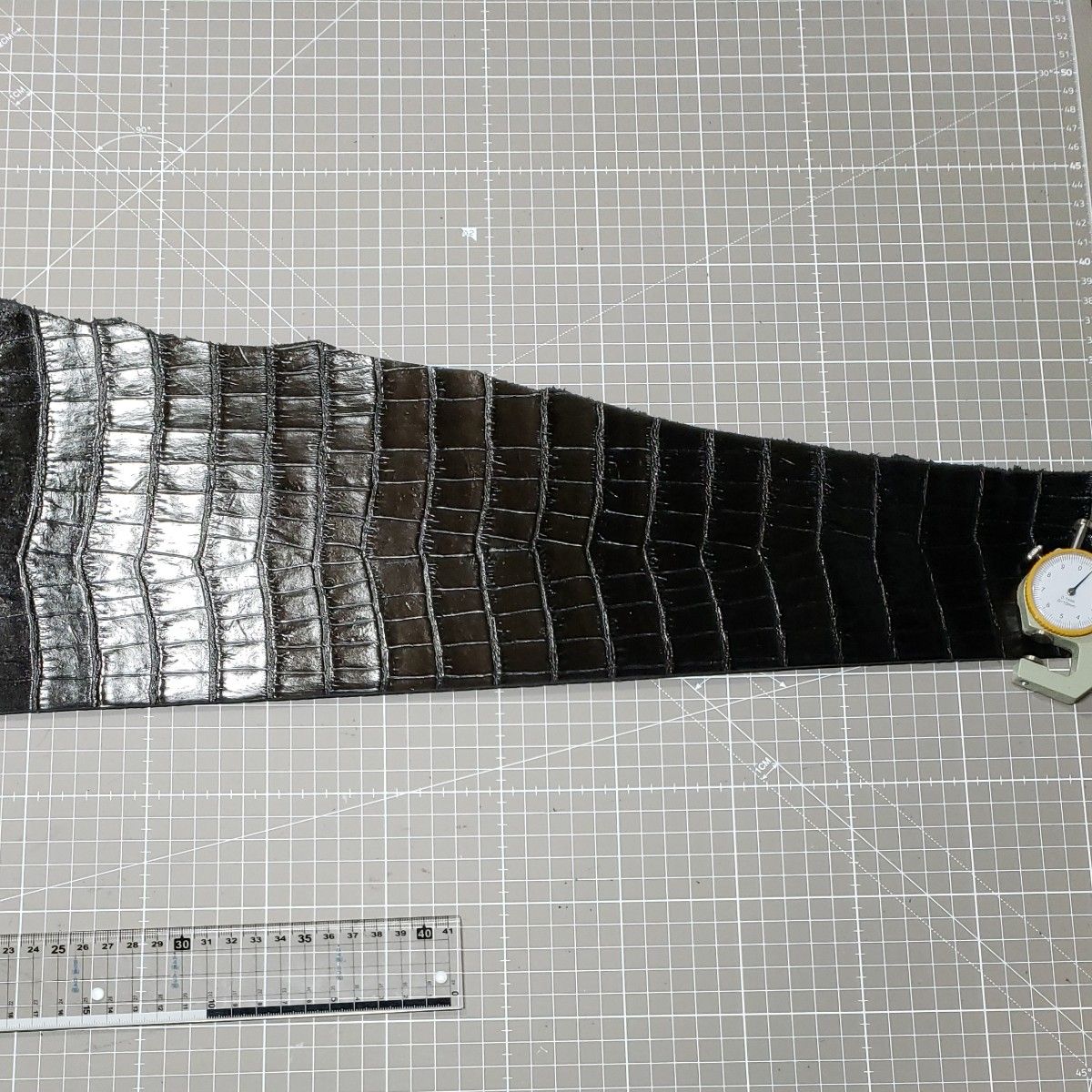 A‐99　牛革　型押し　クロコ　ブラック　爬虫類系最長部約 134× 23cm　厚さ約 1.3mm