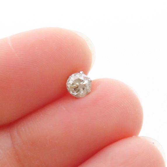 Pt900 天然ダイヤモンド0.48ct 片耳ピアス プラチナ900製 片方のみ 一粒ダイヤピアス ホワイト〜イエローカラー　お買い得！！新品_画像6