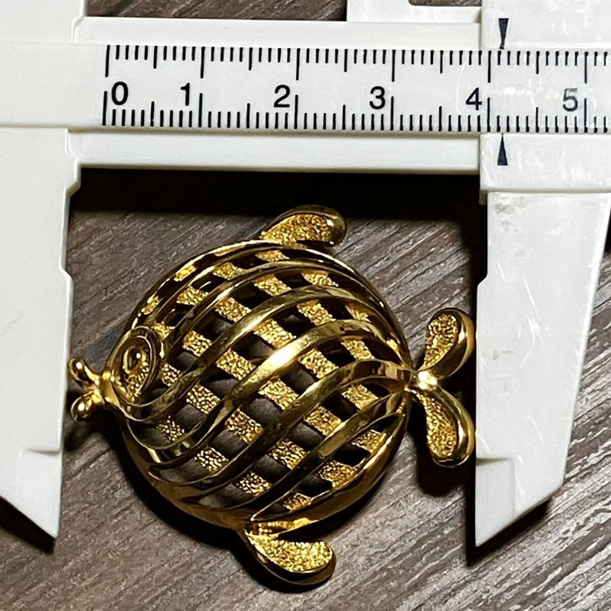 m】美品 TRIFARI トリファリ ブローチ ヴィンテージ 魚 m】美品 TRIFARI トリファリ ブローチ ヴィンテージ 魚