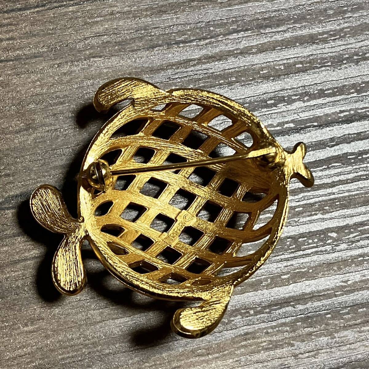 m】美品 TRIFARI トリファリ ブローチ ヴィンテージ 魚 m】美品 TRIFARI トリファリ ブローチ ヴィンテージ 魚
