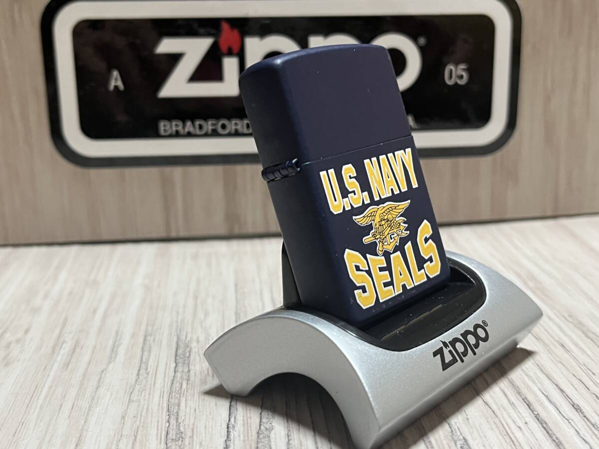 大量出品中!!【希少】未使用 2004年製 Zippo 'U.S.NAVY SEALS' アメリカ海軍 特殊部隊 コマンド ネービー ジッポー 喫煙具 ライター_画像3