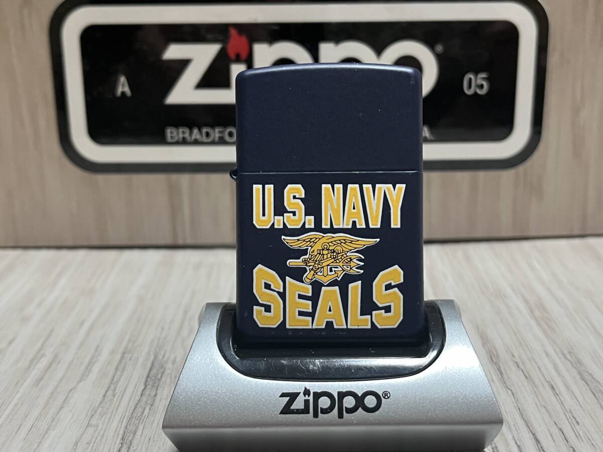 大量出品中!!【希少】未使用 2004年製 Zippo 'U.S.NAVY SEALS' アメリカ海軍 特殊部隊 コマンド ネービー ジッポー 喫煙具 ライター_画像2