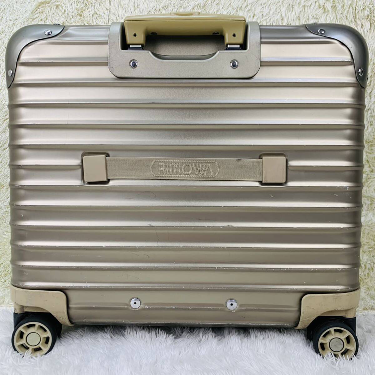 【美品】RIMOWA リモワ TOPAS トパーズ Business MW ビジネスマルチホイール 28L 機内持ち込み 4輪 TSAロック トローリー チタニウム 金色_画像4