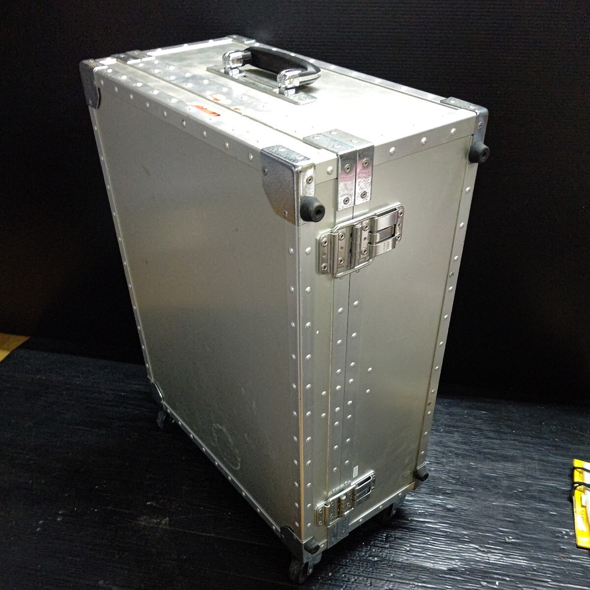 大きなアルミトランク　56×46×23.5cm キャスター付　ハードケース アルミケース ジュラルミンケース スーツケース アタッシュケース_画像3