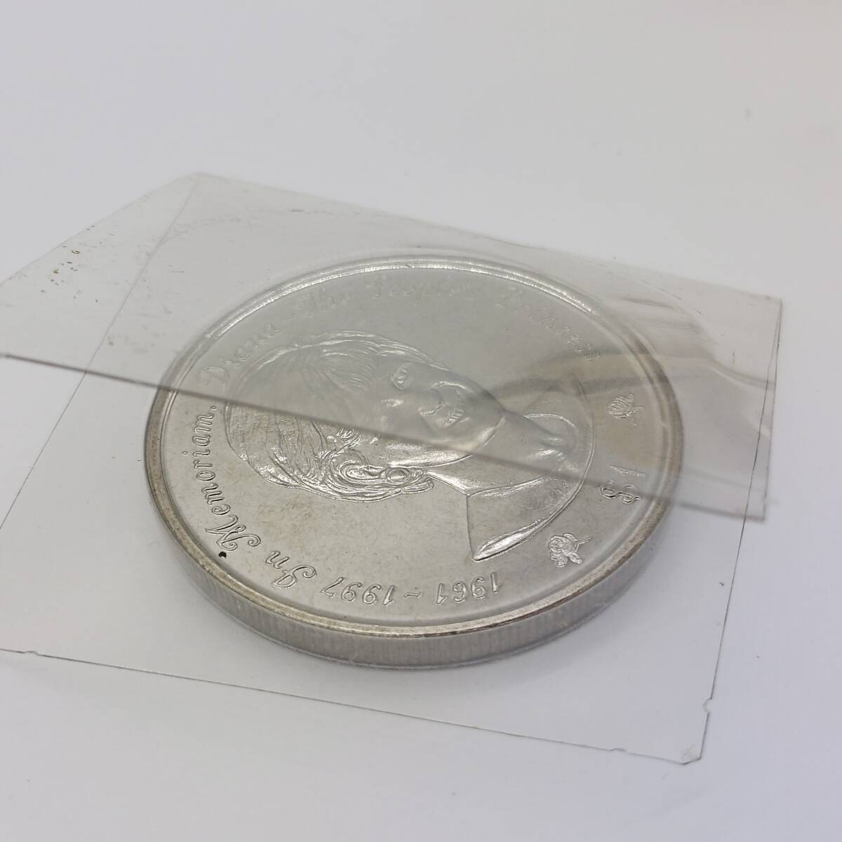【美品】ダイアナ妃 メモリアルコイン 1＄ 外貨 硬貨 コイン 貨幣 メダル 素材不明 (5826)の画像5
