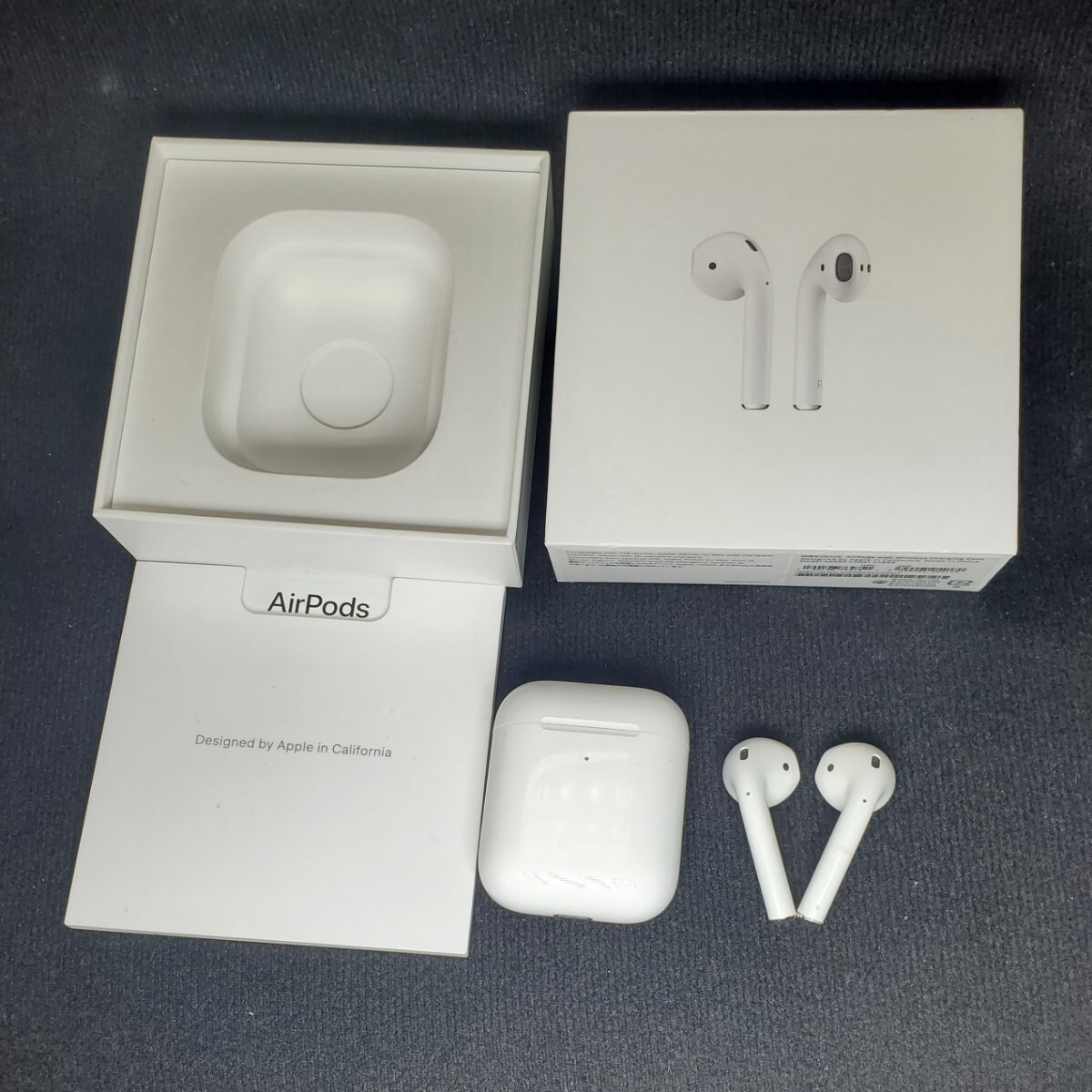 Apple AirPods 第２世代のイヤホンセットの出品　モテル番号　A2031、A2,032、A1938　アップルエアーポッズ 　正規品 動作品 MＶ7N2J/A