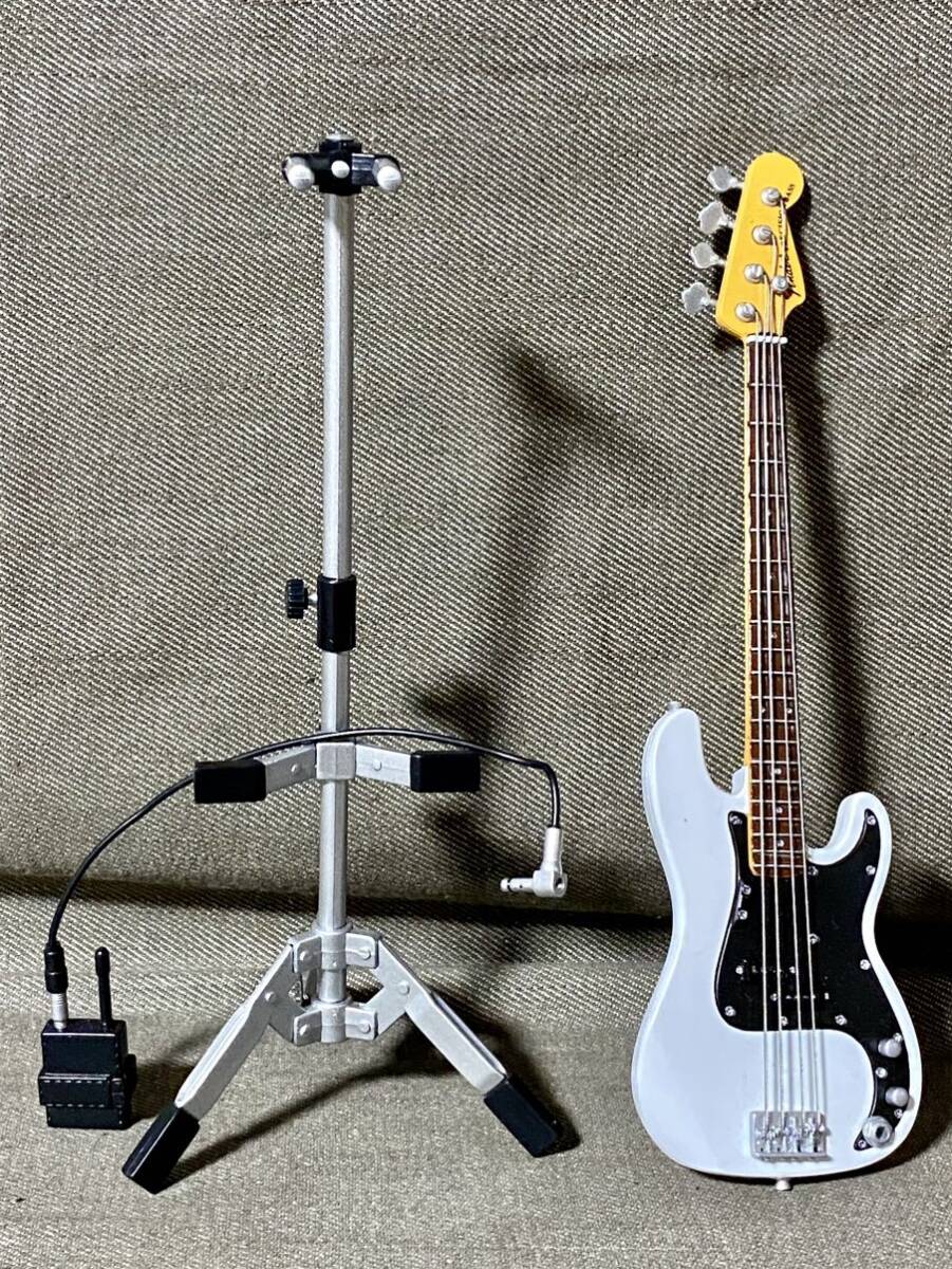 1/6スケール FENDER(フェンダー)ぽい/Mustang Bass ムスタングベース風エレキベース 専用スタンド&ポータブルアンプ付入荷困難 レアの画像3