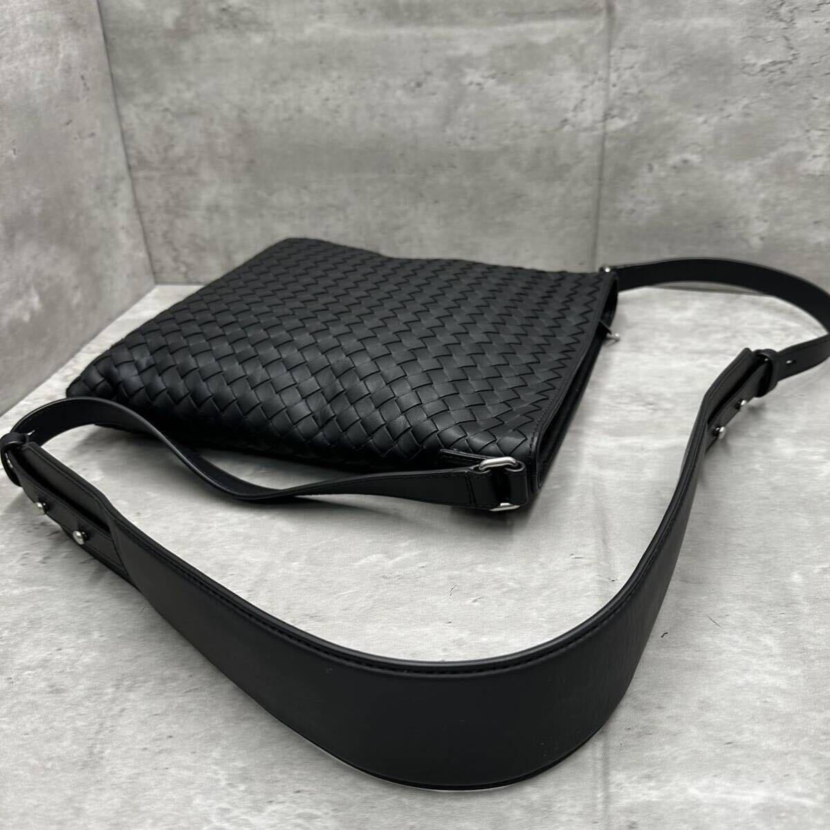 1円■未使用級/現行品■ ボッテガヴェネタ BOTTEGA VENETA メンズ イントレチャート ショルダーバッグ サコッシュ ビジネス 斜め掛け◎ 黒_画像9