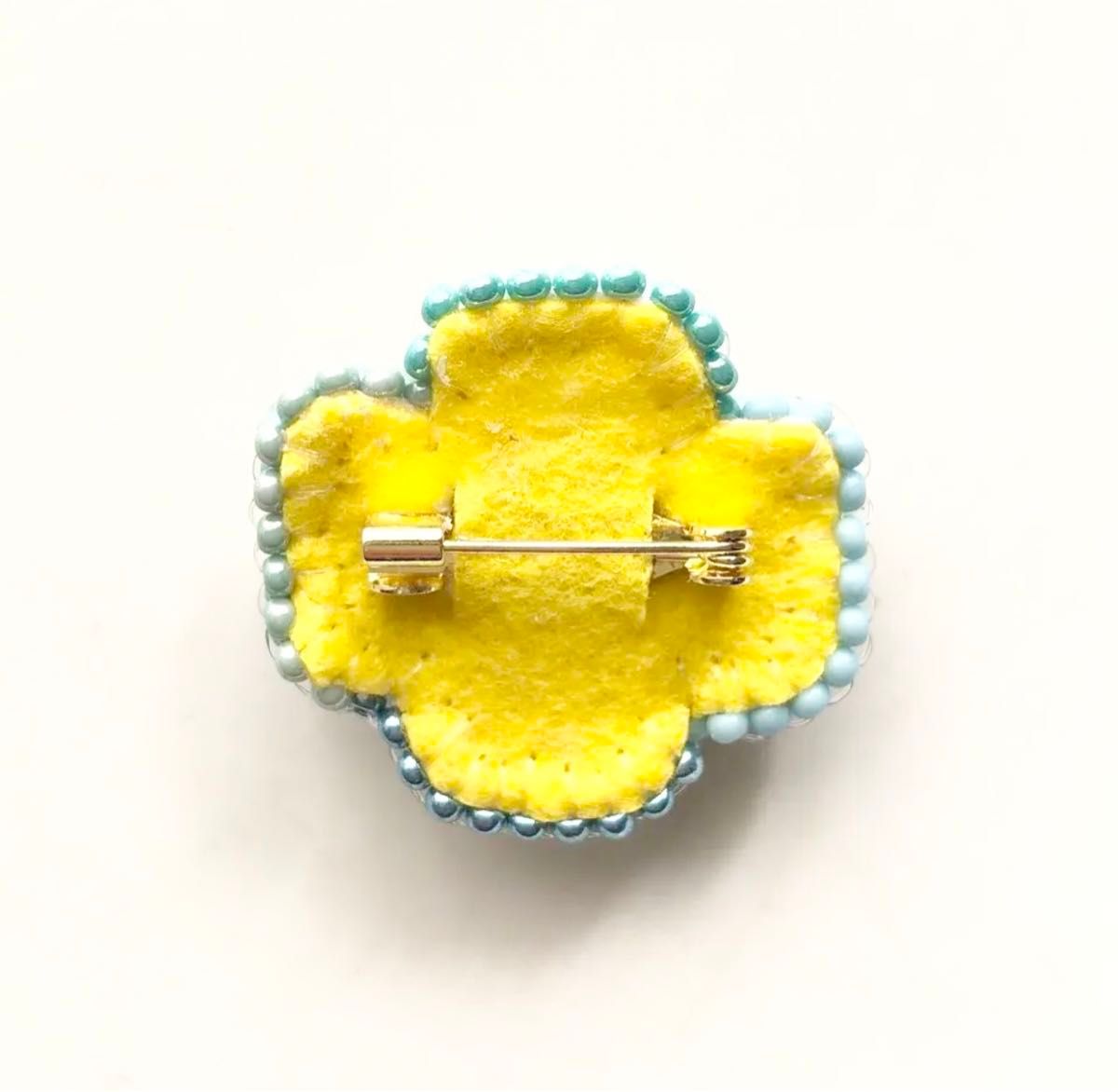 ＊20＊　クローバー　ブローチ ラッキーモチーフ　ビーズ刺繍　ハンドメイド　エメラルド色　スプリングカラー　花　フラワー　パステル