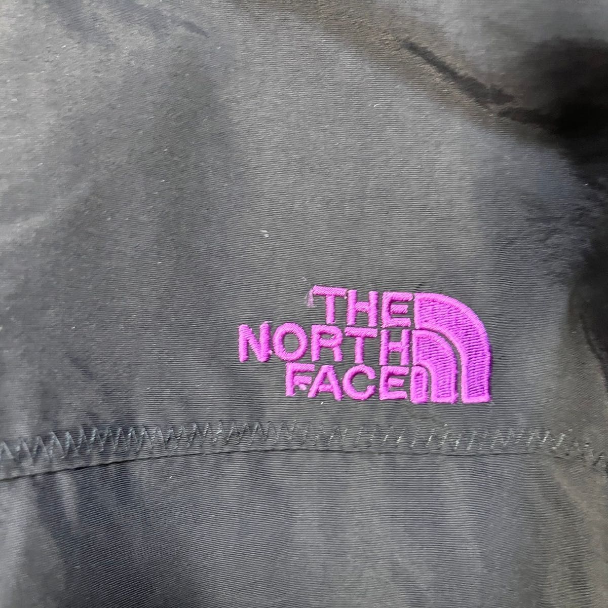 ノースフェイス マウンテンパーカー ナイロンジャケット ブラック黒　紫パープル　刺繍ワンポイントロゴ 袖ロゴ　スリーブロゴ　2R