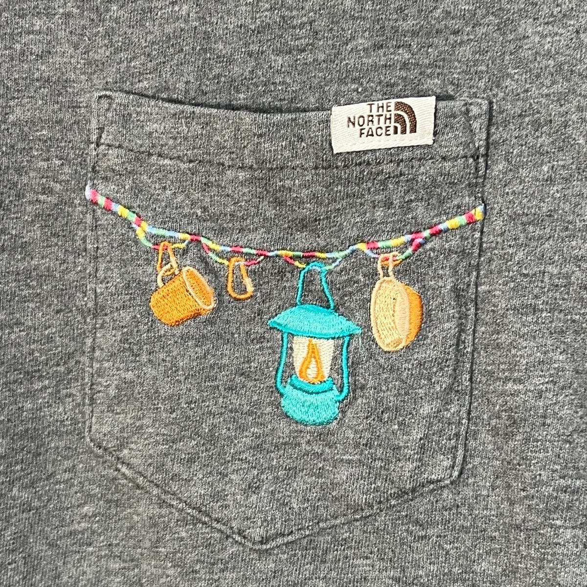 ノースフェイス 半袖Tシャツ 古着　胸ポケット　ダークグレー　刺繍　ランタン　ワンポイントロゴ エンブレムタグ　プリントロゴ　KY