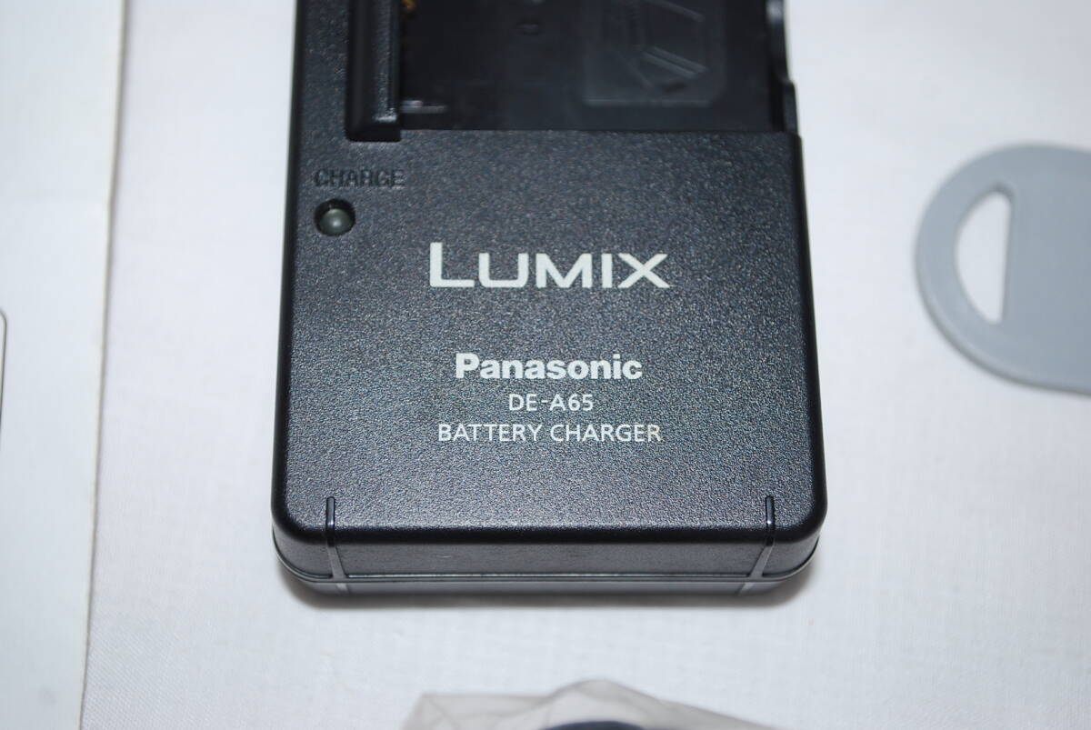 中古品 動作確認済み パナソニック Panasonic LUMIX DMC-TZ20 デジカメ デジタルカメラ バッテリー 充電器 AV USBケーブル ストラップ_画像3