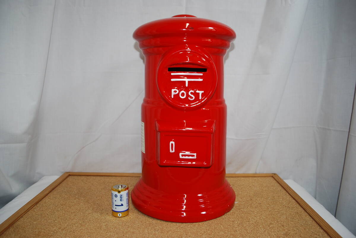 中古品 元箱入り 特大 40㎝ 郵便ポスト型貯金箱 陶器 インテリア ポスト 貯金箱 No.400 サイズ比較の為単1電池を隣に置いております。_画像1