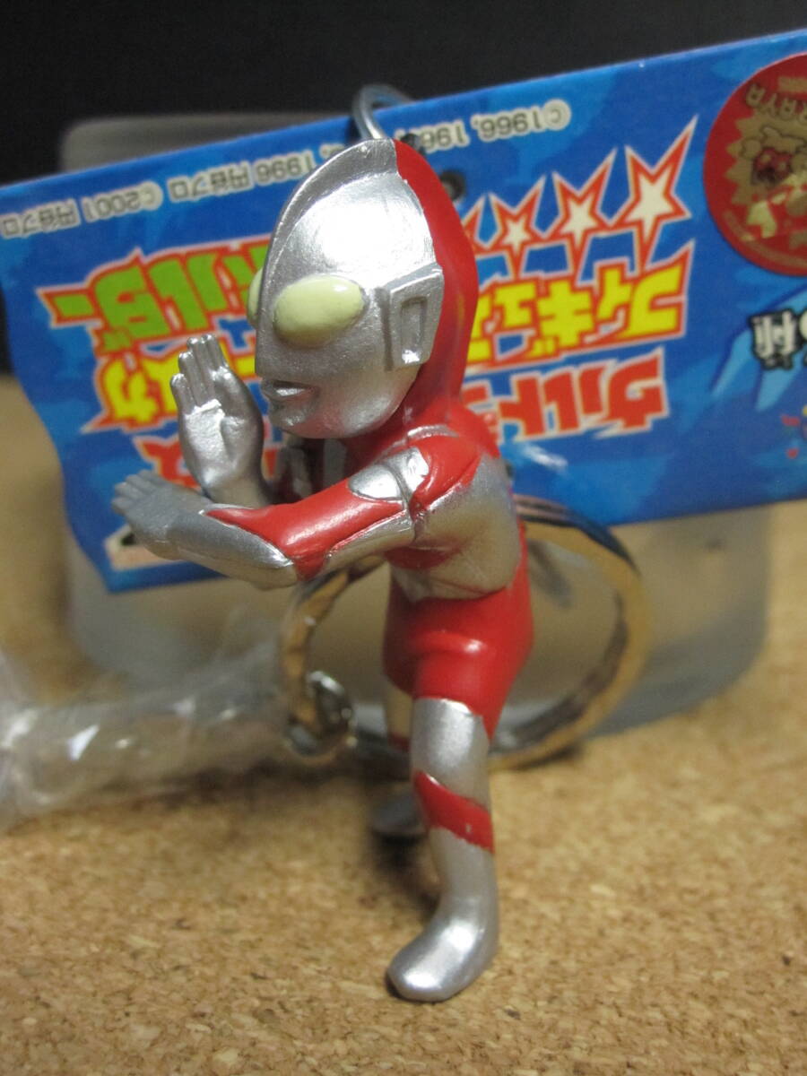 ☆ウルトラマン＆小型ビートル☆「ウルトラマンシリーズ」フィギュア＆サポートメカ キーホルダー☆美品☆の画像3